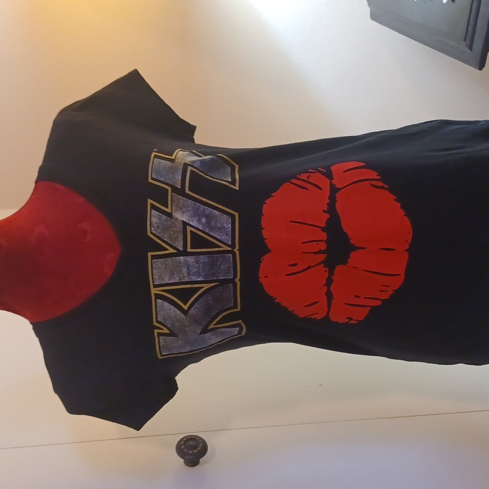 KISS 💋 Music Band Retro t-shirt. Woman’s Junior size Large (11/13)